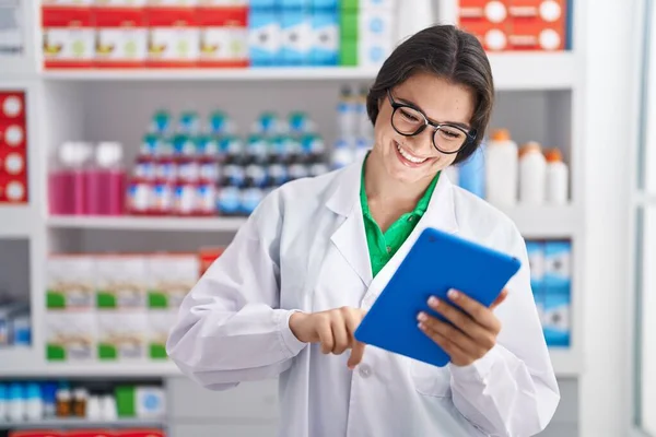 Joven Farmacéutica Hispana Sonriendo Confiada Usando Touchpad Farmacia — Foto de Stock