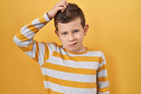 Niño Caucásico Joven Pie Sobre Fondo Amarillo Confundir Preguntarse Acerca — Foto de Stock