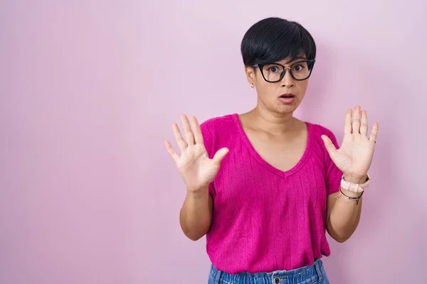 Young Asian Woman Short Hair Standing Pink Background Moving Away — Stock Photo, Image
