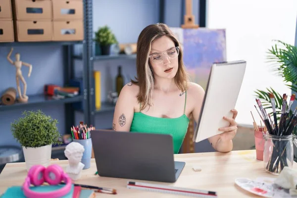 Young Woman Artist Looking Notebook Using Laptop Art Studio — Foto Stock