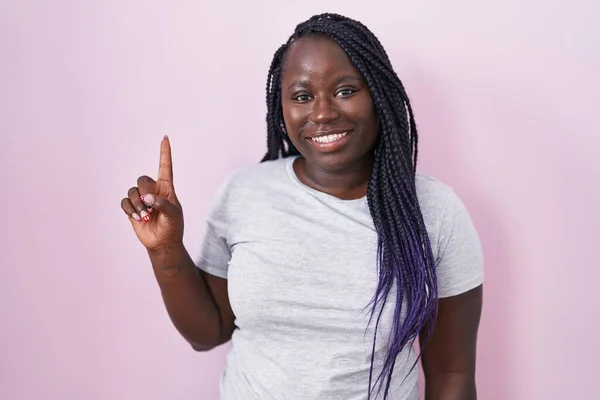 Fiatal Afrikai Áll Rózsaszín Háttér Mutatja Rámutatva Ujj Első Számú — Stock Fotó