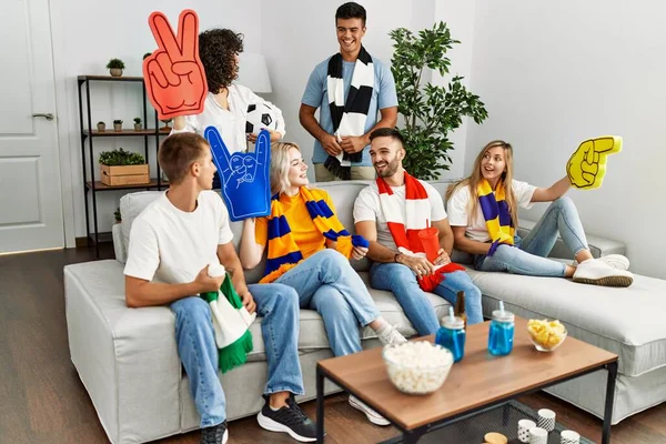 Gruppe Junger Freunde Schaut Und Unterstützt Fußballspiel Hause — Stockfoto