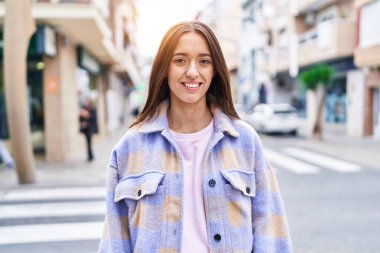 Sokakta kendine güvenen güzel İspanyol bir kadın.