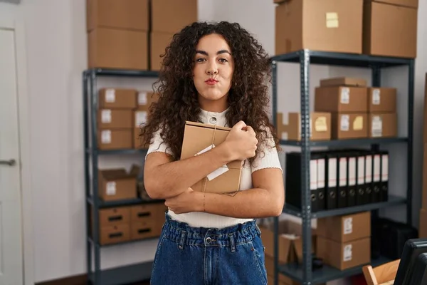 Junge Hispanische Frau Die Einem Kleinen Commerce Geschäft Arbeitet Und — Stockfoto