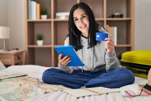 Young Caucasian Woman Tourist Using Credit Card Touchpad Sitting Bed — Stockfoto