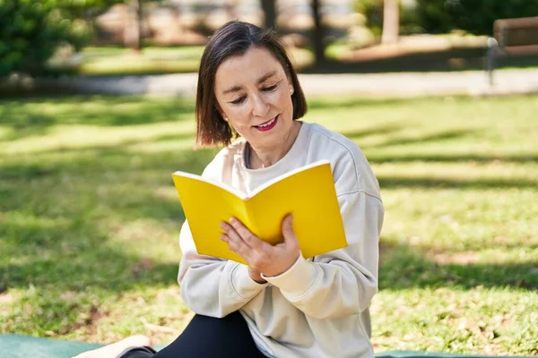 Donna Mezza Età Lettura Libro Seduto Erba Parco — Foto Stock