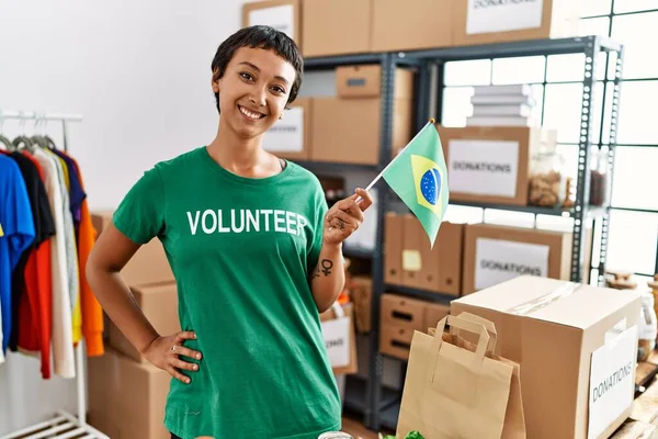 Young Hispanic Woman Wearing Volunteer Uniform Holding Brazil Flag Charity — Stok fotoğraf