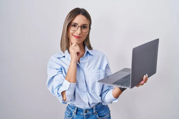 Młoda Kobieta Używająca Laptopa Komputerowego Ręką Podbródku Myśląca Pytaniu Przewrotnym — Zdjęcie stockowe