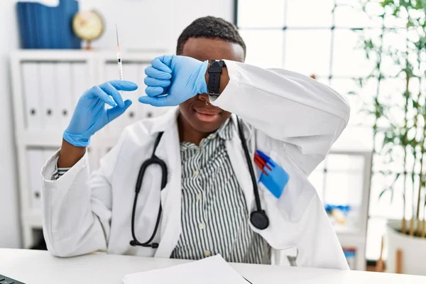 Junger Afrikanischer Arzt Der Krankenhaus Eine Spritze Der Hand Hält — Stockfoto