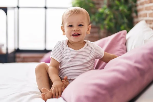 Bedårande Småbarn Ler Tryggt Sittande Sängen Sovrummet — Stockfoto