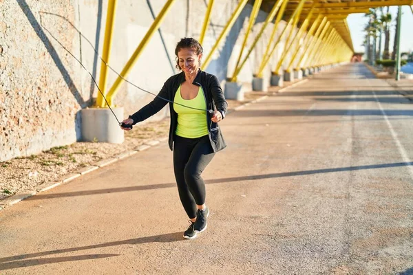 Middle Age Hispanic Woman Working Out Jumping Rope Promenade — Φωτογραφία Αρχείου