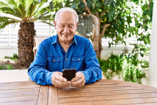 Senior Kaukasische Man Glimlachen Blij Met Behulp Van Smartphone Zitten — Stockfoto