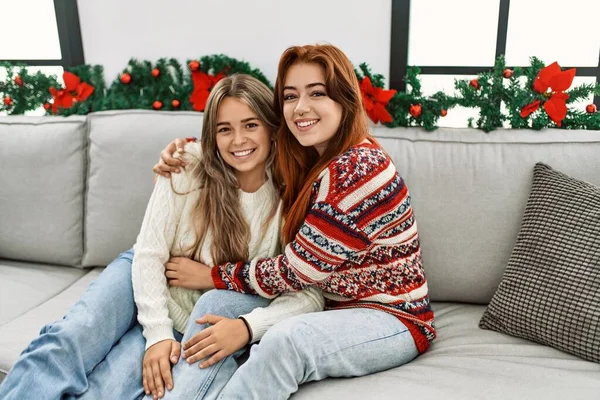 Mulher Casal Abraçando Uns Aos Outros Sentado Pela Decoração Natal — Fotografia de Stock