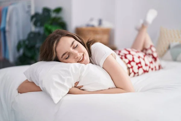 Young Woman Smiling Confident Lying Bed Bedroom — Stockfoto