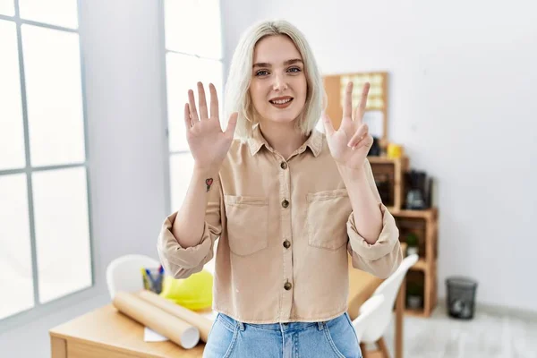 Nşaat Ofisindeki Güzel Beyaz Kadın Sekiz Numaralı Parmaklarını Gösterip Işaret — Stok fotoğraf