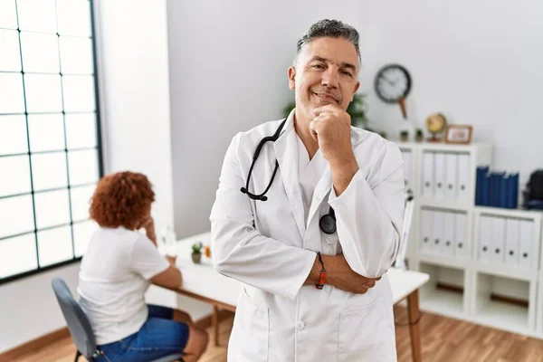 Middle Age Doctor Man Clinic Patient Looking Confident Camera Smiling — Stock Photo, Image