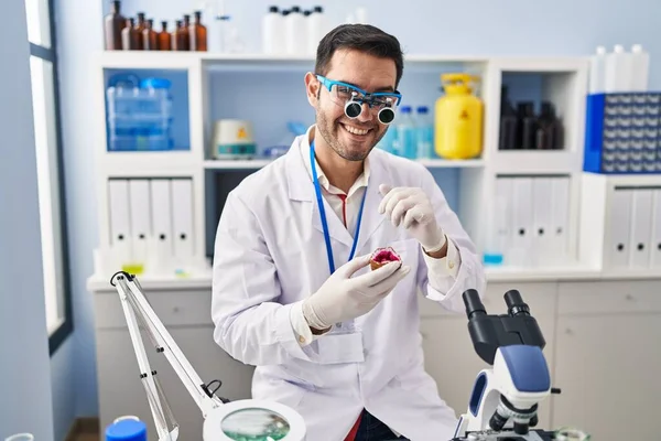 Jovem Cientista Hispânico Olhando Pedra Preciosa Por Lupa Laboratório — Fotografia de Stock