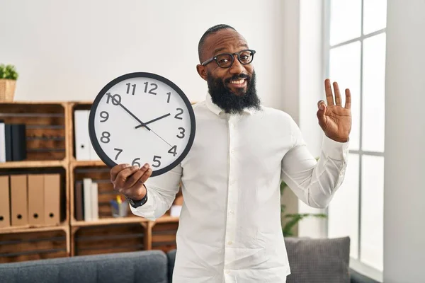 Afrikansk Amerikansk Man Håller Stor Klocka Kontoret Gör Tecken Med — Stockfoto