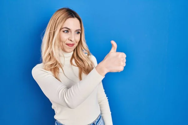 Giovane Donna Caucasica Piedi Sopra Sfondo Blu Cercando Orgoglioso Sorridente — Foto Stock