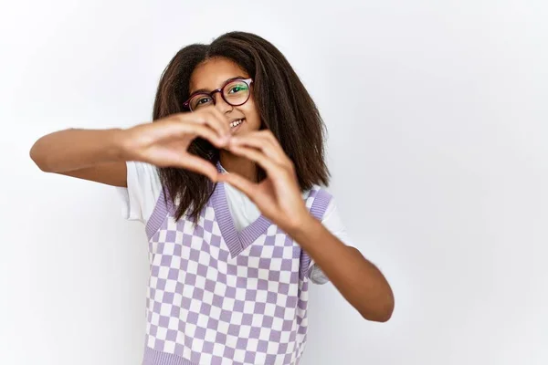 孤立した背景の上に立つ若いアフリカ系アメリカ人の少女は 手でハートのシンボルと形を示す愛に微笑んだ ロマンチックなコンセプト — ストック写真
