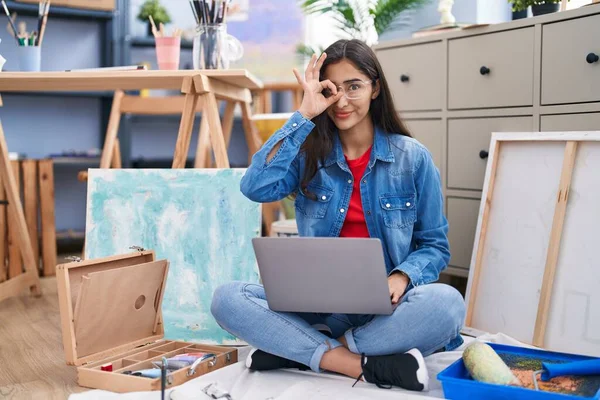 Young Teenager Girl Sitting Art Studio Using Laptop Smiling Happy — Stockfoto