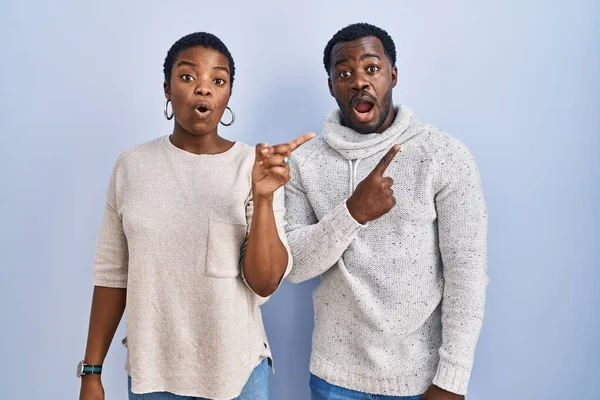 Genç Afro Amerikan Çifti Mavi Arka Planda Yan Tarafı Göstererek — Stok fotoğraf