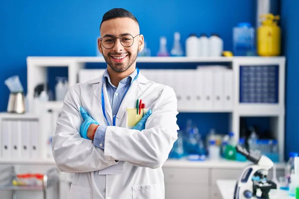Afrikalı Amerikalı Bilim Adamı Gülümsüyor Kollarını Kavuşturup Laboratuvarda Duruyor — Stok fotoğraf