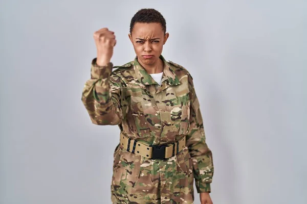 Bela Mulher Afro Americana Vestindo Uniforme Exército Camuflagem Com Raiva — Fotografia de Stock