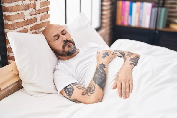 Genç Kel Adam Yatakta Uzanıyor Yatak Odasında Uyuyor — Stok fotoğraf