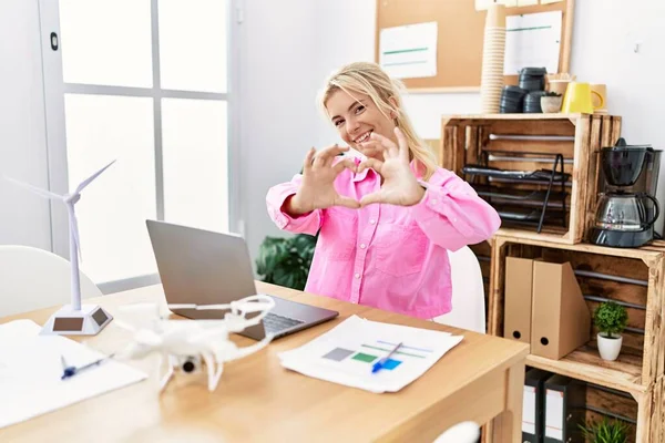 Jonge Blanke Vrouw Die Kantoor Werkt Lachend Van Liefde Hartsymbool — Stockfoto