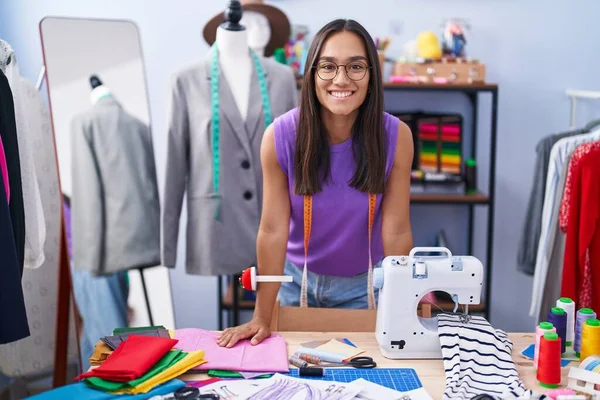 Jonge Mooie Spaanse Vrouw Kleermaker Glimlachen Zelfverzekerd Staan Kleermaker Winkel — Stockfoto