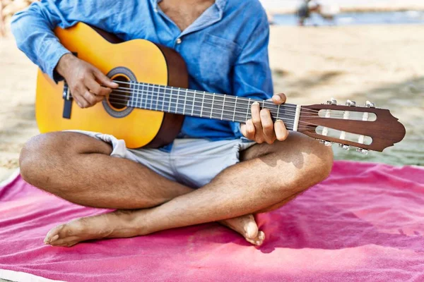 Man Spelar Klassisk Gitarr Sittandes Sand Stranden — Stockfoto