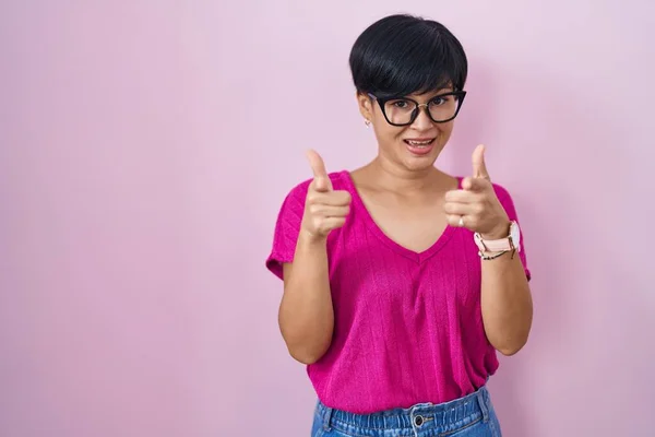 Young Asian Woman Short Hair Standing Pink Background Pointing Fingers — Stok fotoğraf