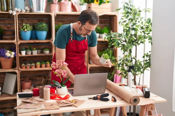 Middelbare Leeftijd Man Bloemist Met Behulp Van Laptop Holding Plant — Stockfoto