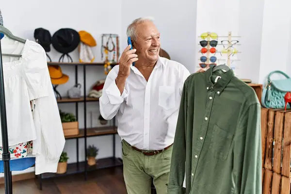 Seniorenkunde Spricht Bekleidungsgeschäft Auf Smartphone Mit Hemd — Stockfoto
