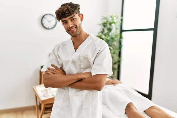 Zwei Hispanische Männer Therapeut Und Patient Haben Schönheitssitzung Schönheitszentrum — Stockfoto