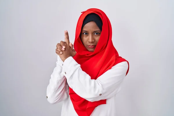 Ung Arabiska Kvinna Bär Traditionell Islamisk Hijab Halsduk Med Symbolisk — Stockfoto