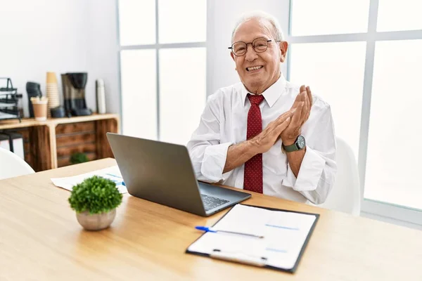 Homem Sênior Trabalhando Escritório Usando Laptop Computador Batendo Palmas Aplaudindo — Fotografia de Stock