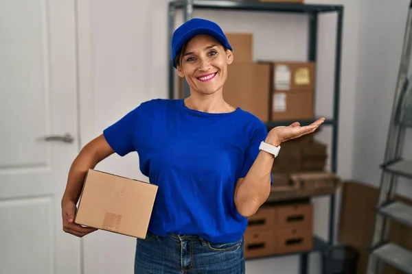 Middle Age Brunette Woman Working Wearing Delivery Uniform Cap Pointing — Stok fotoğraf