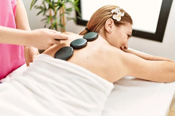 Middle Age Caucasian Woman Having Back Massage Using Hot Stones — Stock Photo, Image