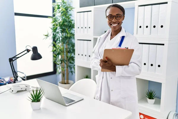 Africano Americano Mulher Médico Sorrindo Confiante Segurando Relatório Médico Clínica — Fotografia de Stock
