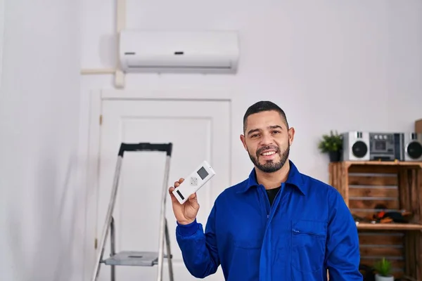 Hispanic Repairman Working Air Conditioner Looking Positive Happy Standing Smiling — Stock Photo, Image