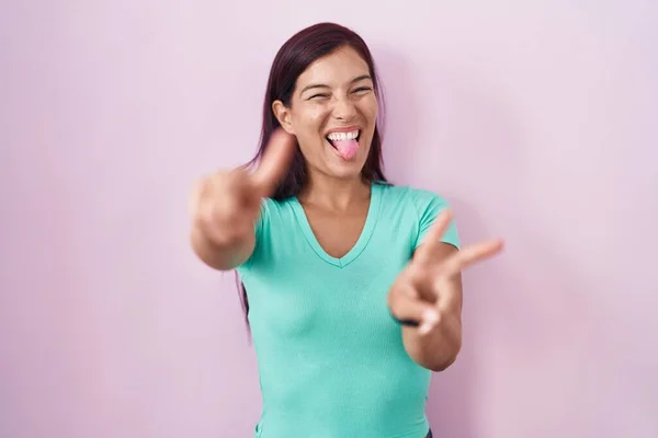 Jeune Femme Hispanique Debout Sur Fond Rose Souriant Avec Langue — Photo