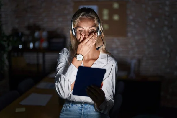 Mujer Rubia Joven Que Trabaja Oficina Por Noche Sorprendió Cubriendo — Foto de Stock