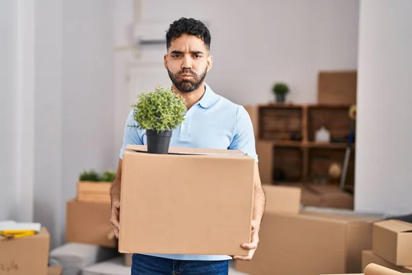 Uomo Ispanico Con Barba Che Trasferisce Una Nuova Casa Con — Foto Stock