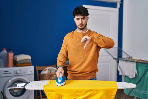 Homem Hispânico Com Barba Engomando Roupas Casa Com Rosto Irritado — Fotografia de Stock