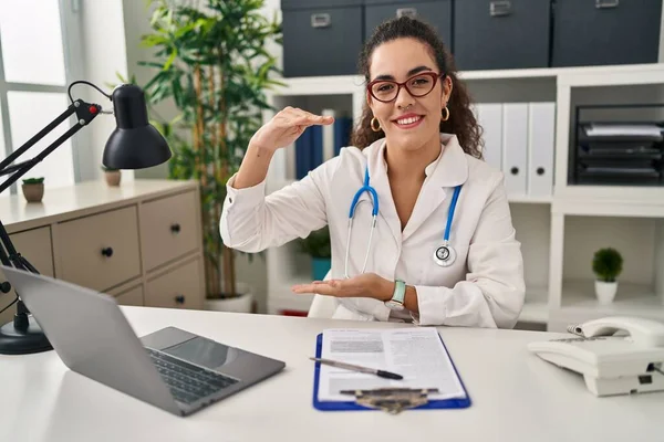 Young Hispanic Woman Wearing Doctor Uniform Stethoscope Gesturing Hands Showing — Stock Photo, Image