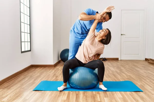 Latin Man Och Kvinna Bär Sjukgymnast Uniform Med Rehab Session — Stockfoto