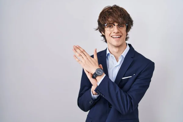 Ισπανόφωνος Επιχειρηματίας Νεαρός Άνδρας Που Φοράει Γυαλιά Χειροκροτώντας Χαρούμενα Και — Φωτογραφία Αρχείου