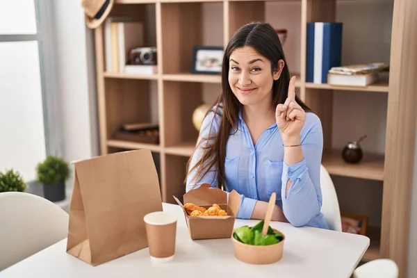 Junge Brünette Frau Die Hause Essen Zum Mitnehmen Isst Überrascht — Stockfoto